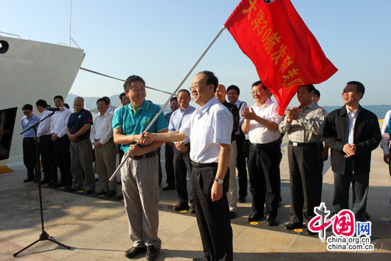 '大洋一號'起航國家海洋局副局長王飛授旗(攝影 中國網/孫潔)